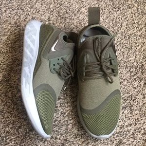 CLEAN NIKE SHOES, VERY CUTE.